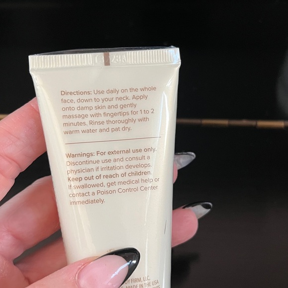 NWT Body Firm Crèpe Erase Advanced Refining Facial Scrub with TruFirm - Picture 3 of 4